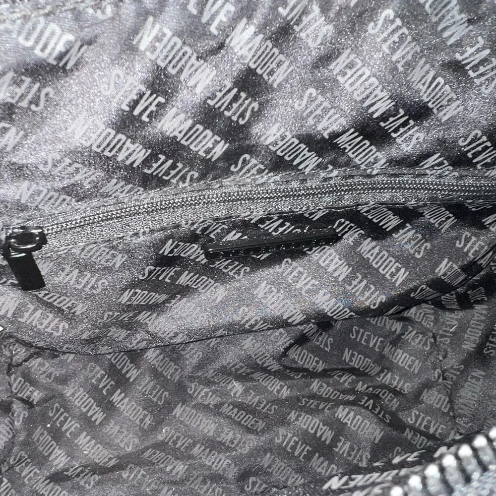 𝐒𝐓𝐄𝐕𝐄 𝐌𝐀𝐃𝐃𝐄𝐍 | BLACK QUILTED CHEVRON CROSSBODY PURSE - Picture 13 of 16